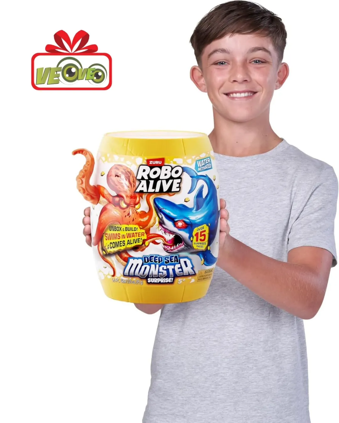 Chico con un Robo Alive Monster
